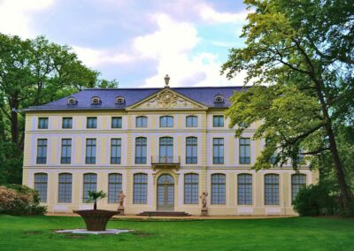 Das untere Schloss von Greiz mit gepflegter Parklandschaft – Greiz im Vogtland - Standort der Praxis Dr. Reuter - Ihr Experte für Orthopädie in Thüringen