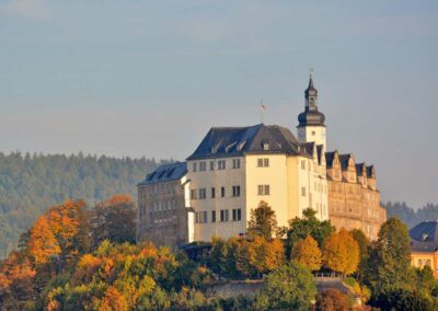 Das obere Schloss von Greiz im Herbst - Greiz im Vogtland - Standort der Praxis Dr. Reuter - Ihr Experte für spezielle Schmerztherapie